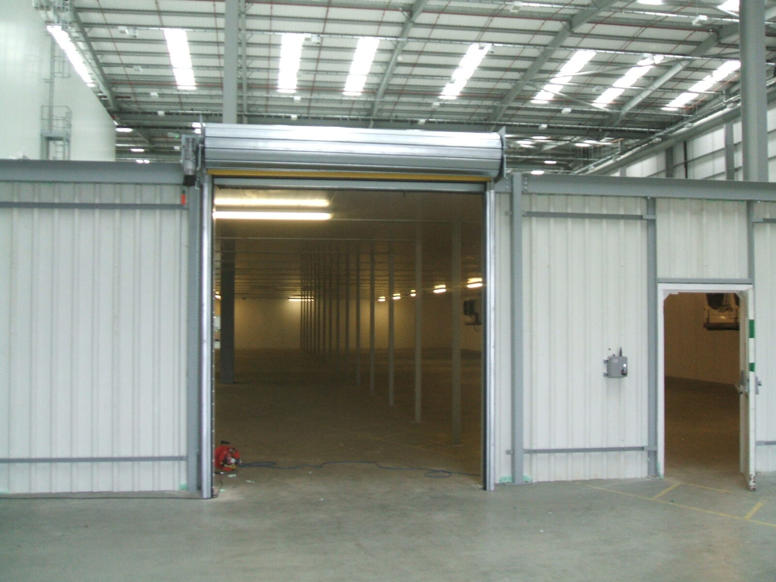 Temporary modular cold store hire. Modular steel coldstores can be fitted into most warehouse spaces.