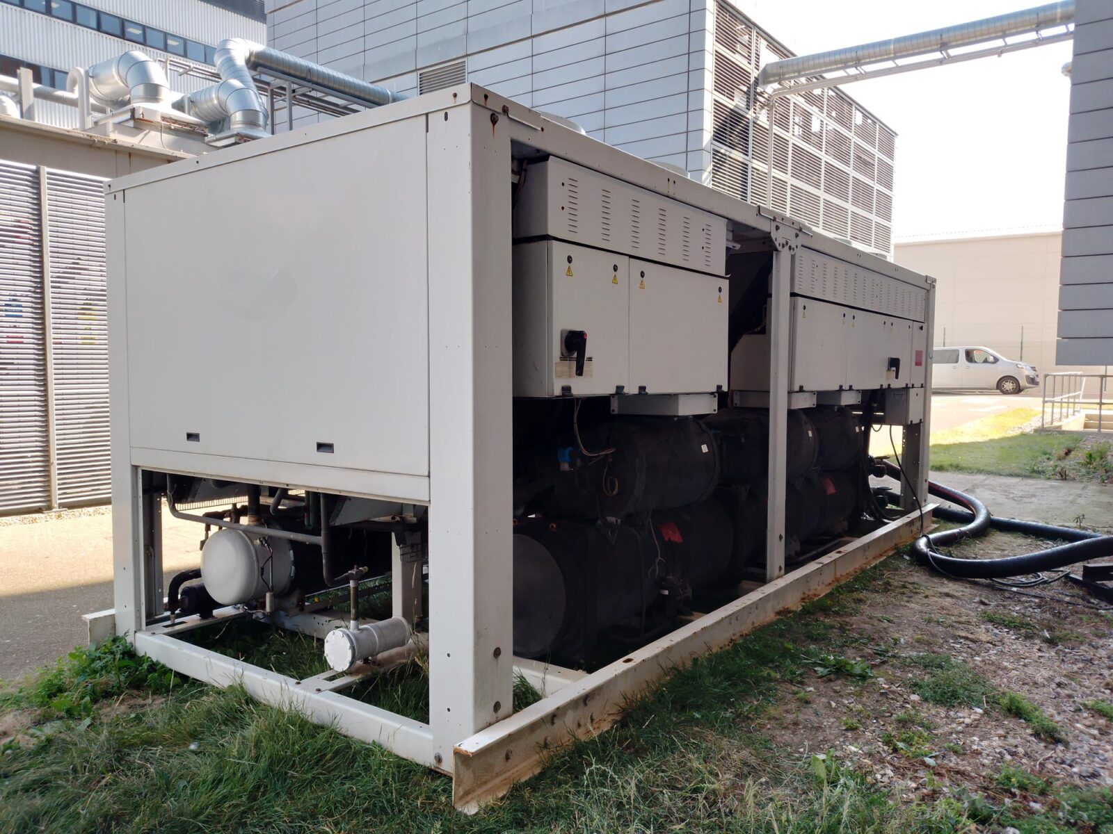 700kw carrier chiller hire for production cooling chiller hire at a pharmaceutical site in kent