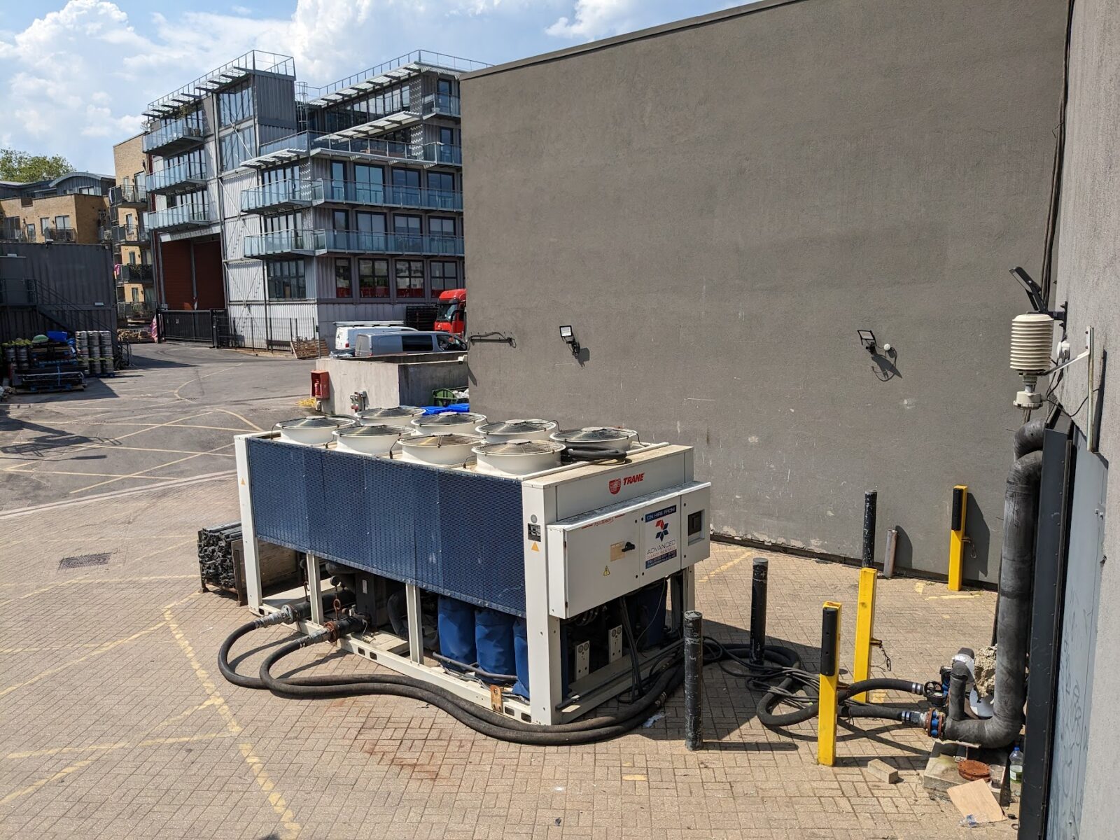Advantages of 350kw chille hire