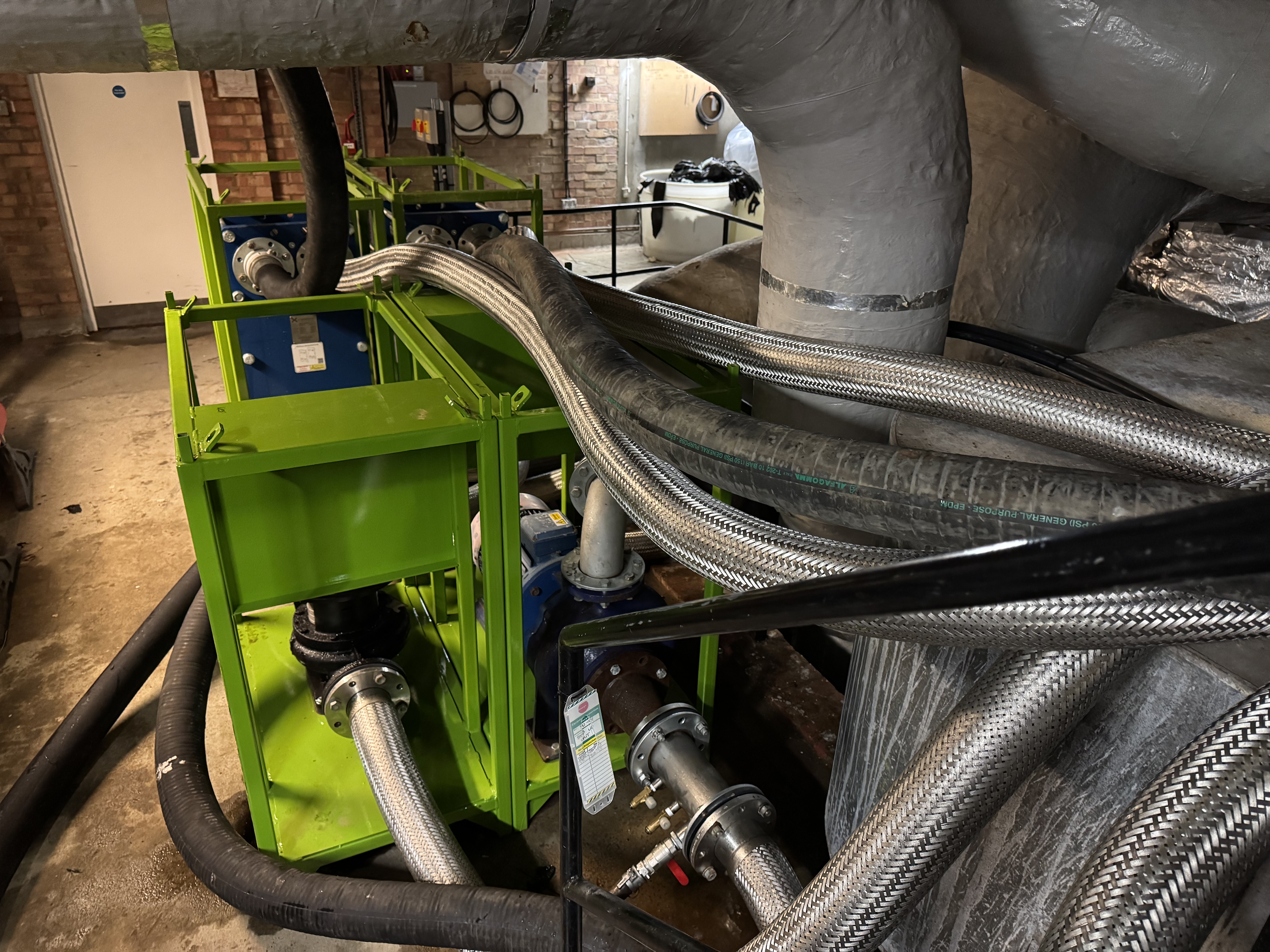 Temporary high pressure pipe that is used to connect the component parts of a plate heat exchanger solution